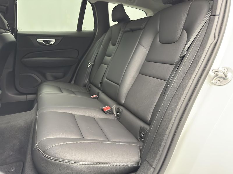 Volvo V60 B4 DARK PLUS AUT CZ 1.maj - fotka 6 z 44