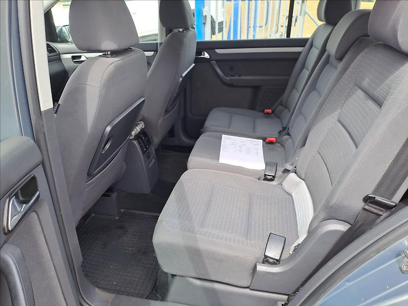 Volkswagen Touran 1,6 i 75 kW DIGIKLIMA - fotka 6 z 13
