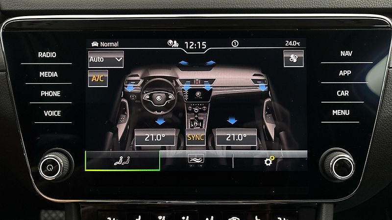 Škoda Superb 2.0 TDI DSG Style Combi - fotka 25 z 27