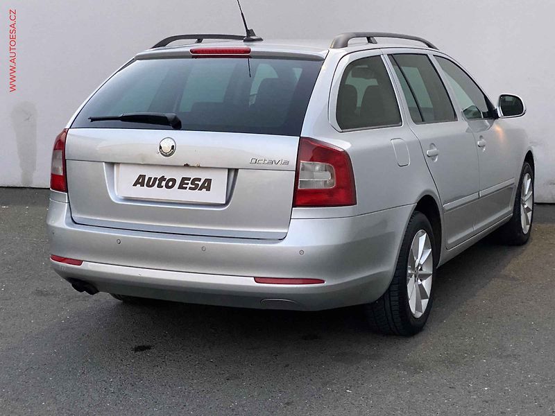 Škoda Octavia (2010) 2.0TDI, Elegance, DSG, xenon - fotka 4 z 17
