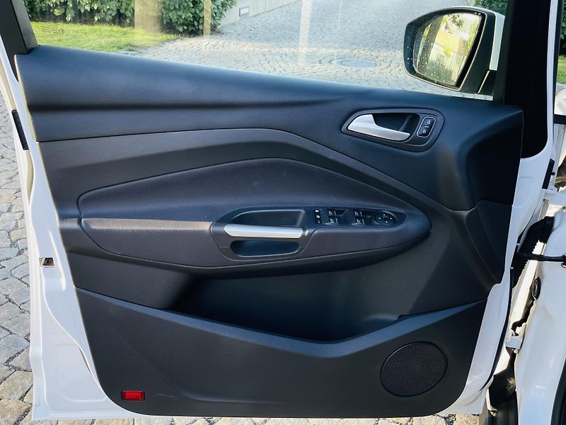Ford Grand C-MAX 2.0TDCi MANUÁL 7MÍST SERVISKA - fotka 35 z 46