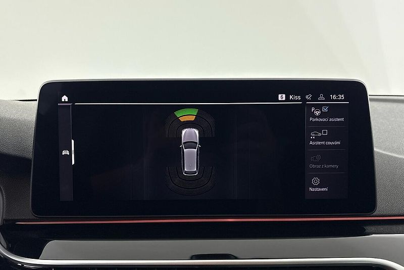 BMW Řada 5 540d xDrive - fotka 19 z 28