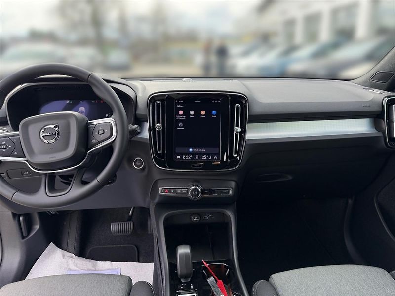 Volvo XC40 2,0 Plus B3 Black Edition 3760 - fotka 9 z 14