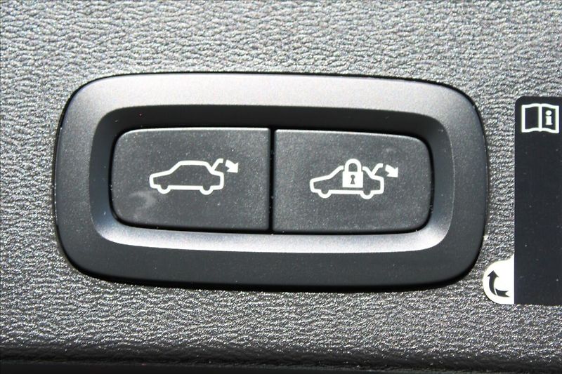 Volvo XC40 2,0 T4  1MAJ,4x4,MOMENTUM PRO - fotka 28 z 43