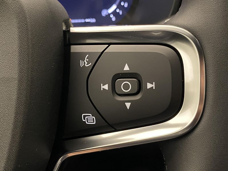 Volvo XC40 (2025) B3 AUT DARK PLUS - fotka 32 z 48