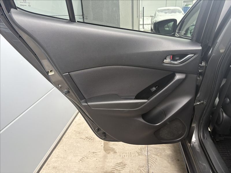 Mazda 3 2,0 i 88 KW REVOLUTION CZ 1.M - fotka 21 z 27