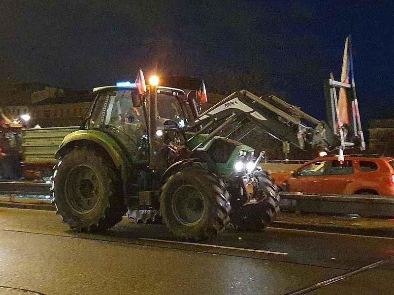Demonstrace zemědělců před ministerstvem zemědělství a blokáda pražské magistrály. Na snímku je traktor John Deere 7730.