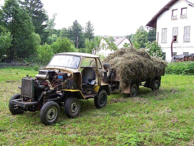 Šestikolka je složena ze tří aut, Trabantu, Škodovky a rumunského automobilu ARO.