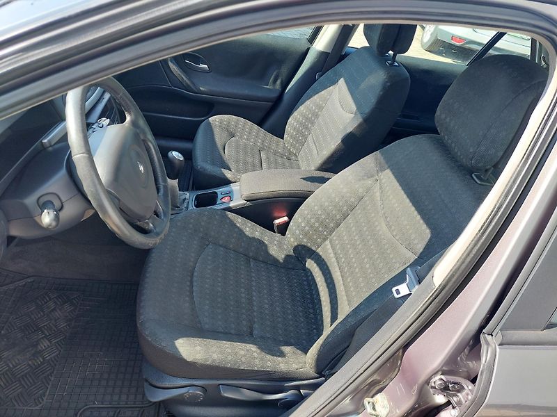 Renault Laguna (2007) II. 2.0i-16v - fotka 16 z 22