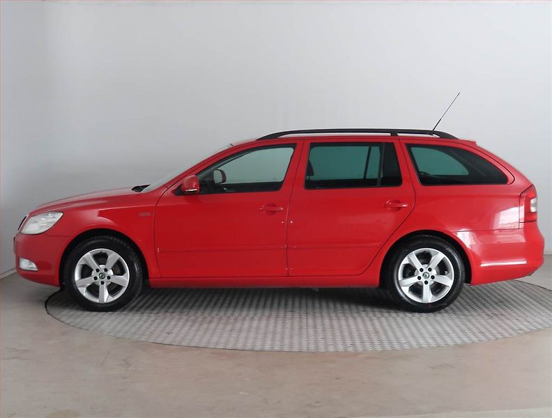 Škoda Octavia (2011) Ambition 1.6 TDI, Tempomat - fotka 3 z 15
