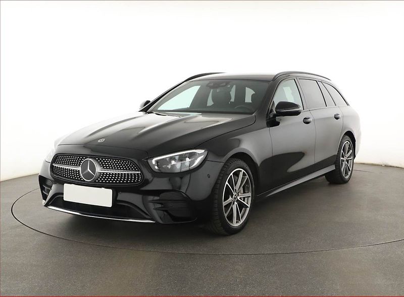 Mercedes-Benz Třídy E (2021) AMG Paket E 300 e 4MATIC - fotka 2 z 31