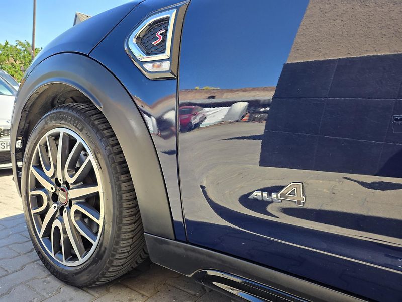 Mini Cooper S 2.0-JOHN COOPER S-4x4 - fotka 14 z 25