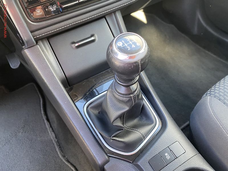 Toyota Corolla (2016) 1.6i, ČR, Xenon, AC - fotka 15 z 17
