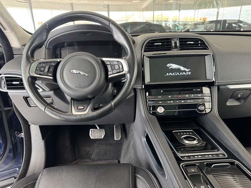 Jaguar F-Pace 30d S*AWD*Max.Výb*REZERVACE! - fotka 10 z 43