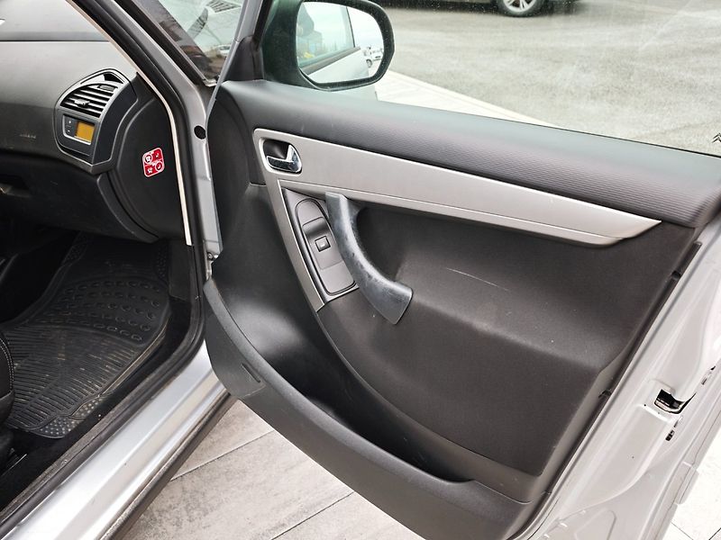 Citroën Grand C4 Picasso (2009) 1,6 TDI 80 KW 7Míst - fotka 19 z 32