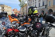 Třeboňské Masarykovo náměstí bylo motorkami doslova našlapané. Stovkám strojů požehnal tamní kaplan Jiří Kalaš.
