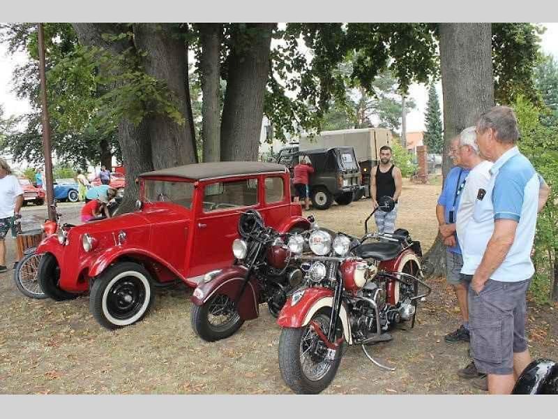 Nablýskané historické motocykly a automobily zdobily v sobotu prostranství zámku v Neplachovicích. Konala se zde již devátá Cisarská veterán rallye.