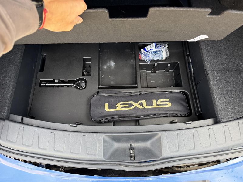 Lexus UX 250h 2,0i 112kW hybrid automat navi - fotka 22 z 22