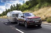 Land Rover vyvíjí kamerový systém, který umožní vidět skrz tažený přívěs nebo karavan.