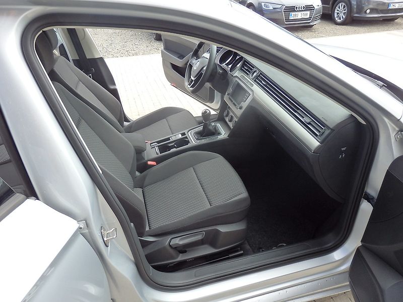 Volkswagen Passat 2.0 TDI 110 kW NAVI, 1.MAJITEL - fotka 10 z 21