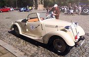 Snímek, když byl Bořivoj Zábřeský se svou zbrusunzrekonstruovanou Tatrou 57B roadster poprvé na jízdě 1000 mil československých v roce 2021.