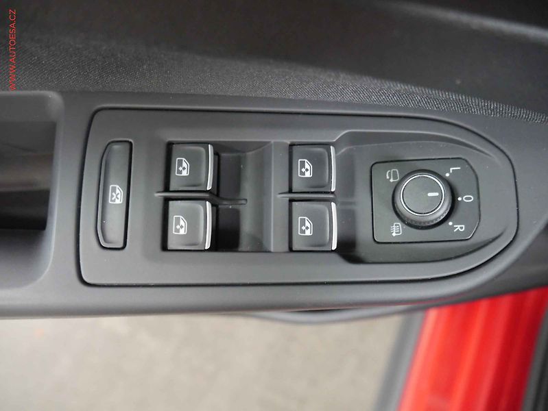Volkswagen Golf (2021) 2.0 TSi, DSG, LED, kamera - fotka 22 z 24