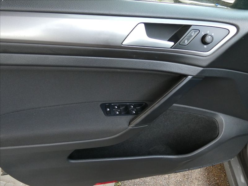 Volkswagen Golf 1,2 TSi 81kW auto klima, závěs - fotka 33 z 50