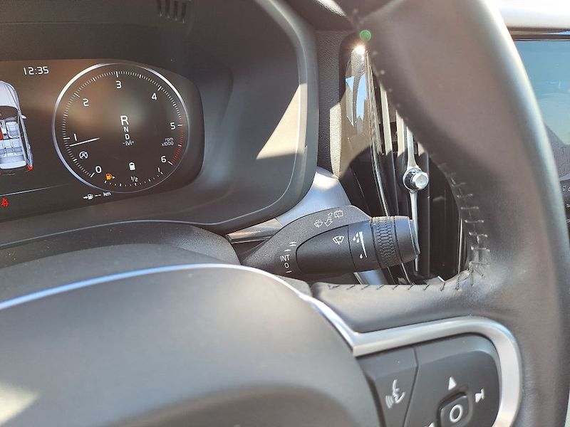 Volvo XC60 Momentum Pro B4 AWD 145kW - fotka 14 z 29