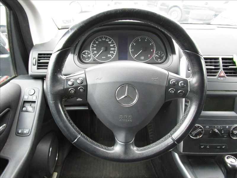 Mercedes-Benz Třídy A A160,  Klima - fotka 8 z 39