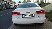 I před faceliftem měla tato Audi A6 vzadu LED svícení, efektní dynamické blinkry ale přišly až po faceliftu z roku 2014.