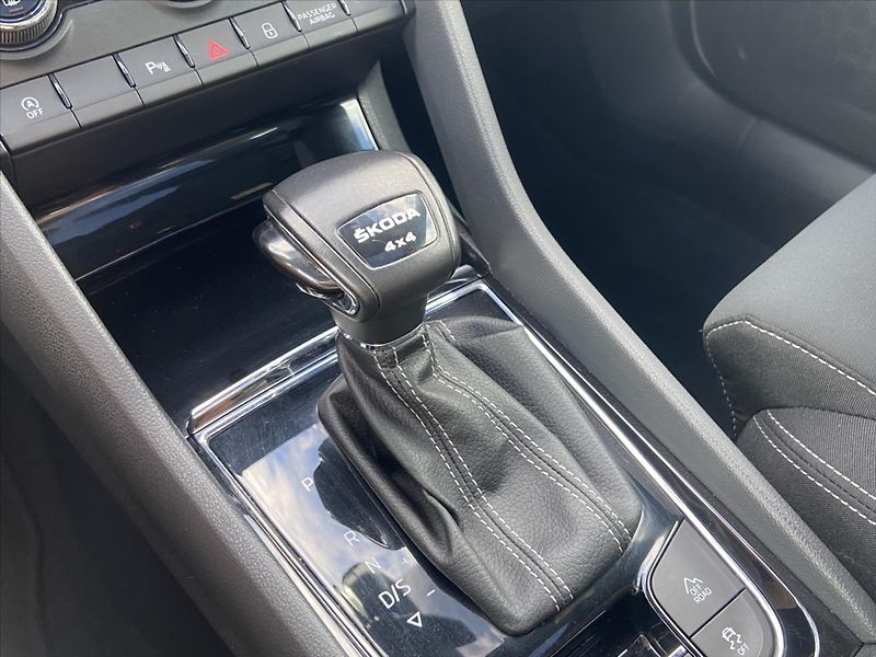 Škoda Karoq 2,0 TDI DSG Sportline 4x4 DPH - fotka 26 z 37