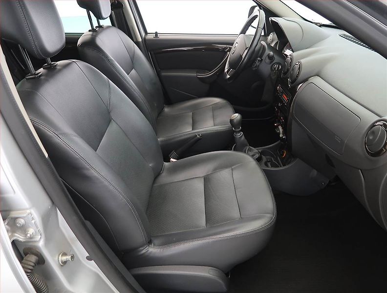 Dacia Duster (2011) 1.5 dCi, Park. senzory - fotka 9 z 15