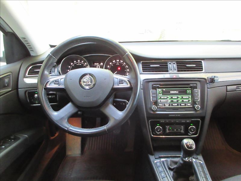 Škoda Superb 2,0 TDi 103 Kw, Xenon, Vyhř. N - fotka 17 z 28