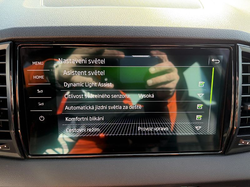 Škoda Karoq 2,0 TSi/140kW 4x4 DSG Sportlin - fotka 38 z 94