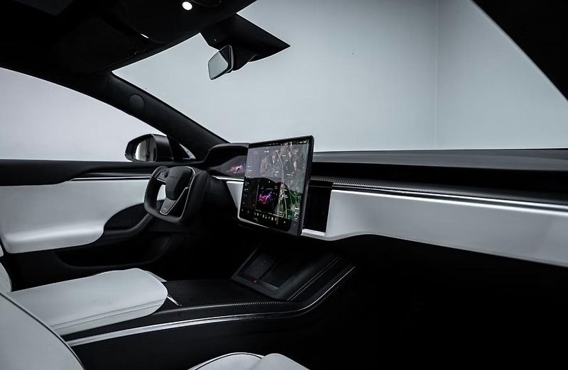 Tesla Model S Plaid AWD Tažné Yoke Panorama - fotka 24 z 25