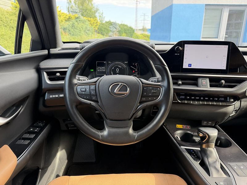 Lexus UX 250h 2,0i 112kW hybrid automat navi - fotka 11 z 22