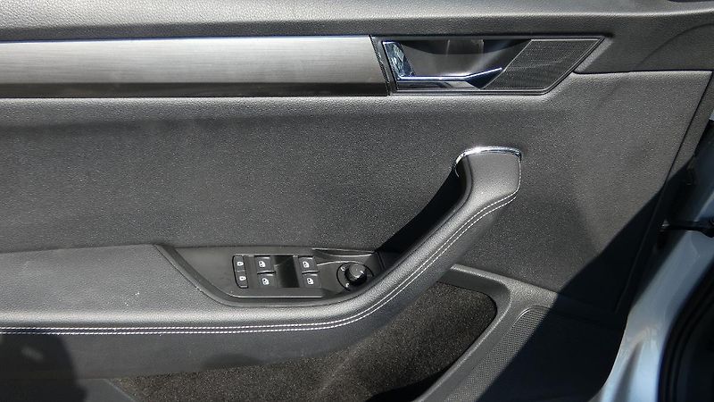 Škoda Superb 2,0 TDI 147kw DSG Style - fotka 9 z 16