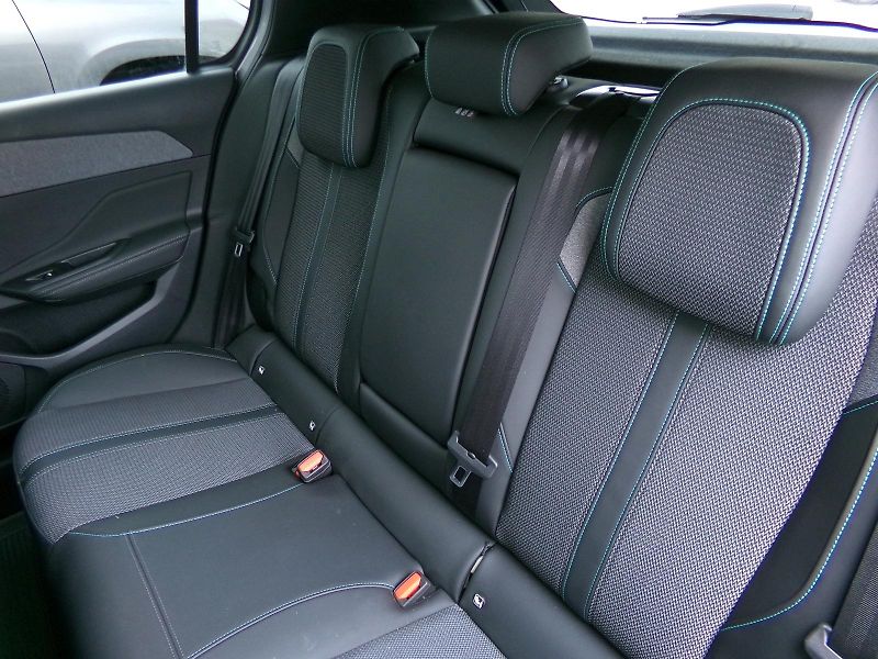 Peugeot 308 ALLURE PACK 1,5 BlueHDi 96kW - fotka 6 z 15
