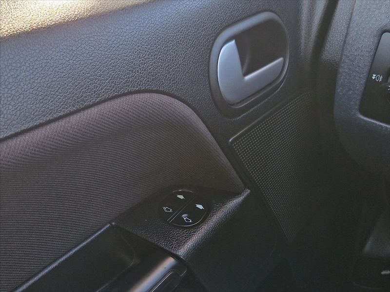 Ford Fusion 1,4 i SENZORY AUTAC PO SERVISU - fotka 31 z 35