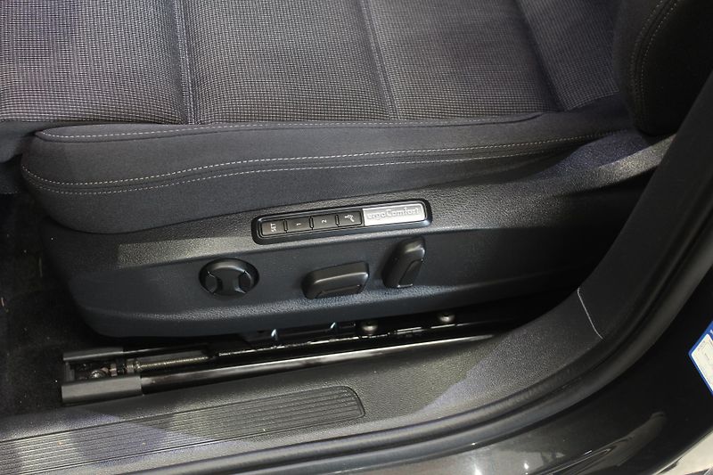 Volkswagen Passat (2019) 2.0TDI DSG Display LED Navi - fotka 18 z 35