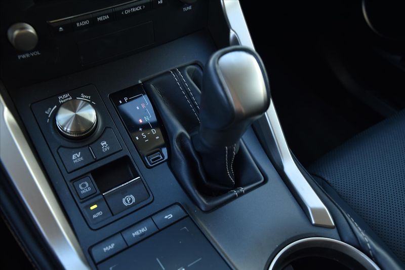 Lexus NX 300h 2.5 145kW 4WD PRESTIGE ČR - fotka 27 z 31