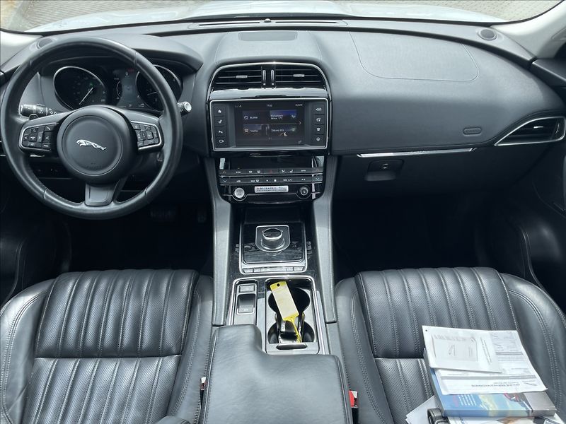 Jaguar F-Pace 3,0 d 221kw AWD Aut. DPH - fotka 13 z 33