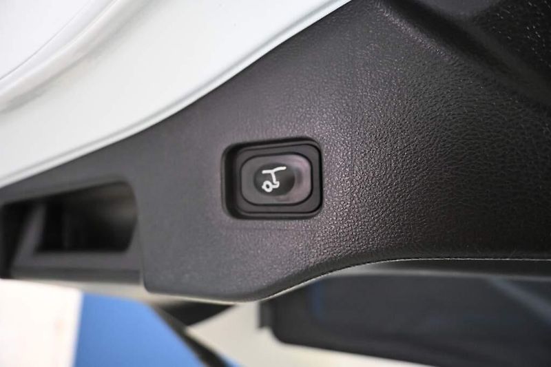 Ford Mondeo (2022) 2.0 140 KW LED SONY TITANIUM 8 - fotka 9 z 33
