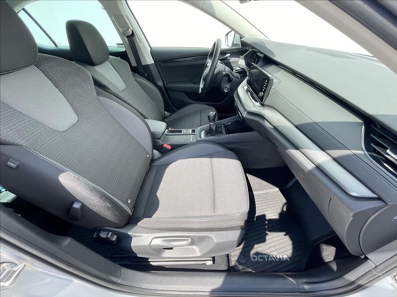 Škoda Octavia 1,5 TSI Ambition Plus KESSY - fotka 17 z 23