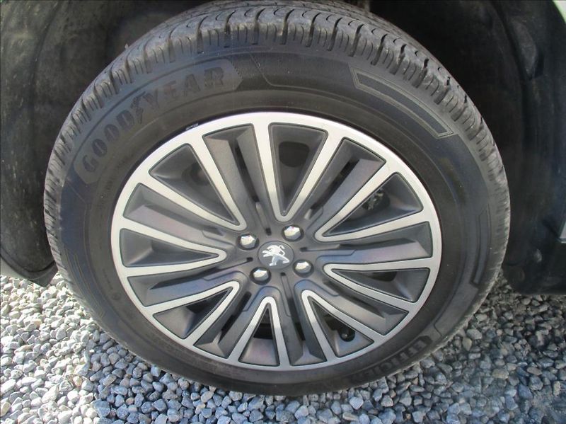 Peugeot 2008 1,2 i, klima,serv.kniha,tažné - fotka 29 z 34
