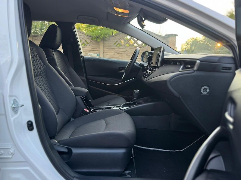 Toyota Corolla 1.8Hybrid 1.MAJITEL ČR DPH - fotka 14 z 29