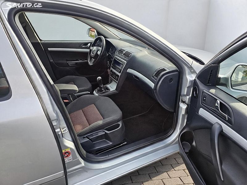 Škoda Octavia 1.2 TSI 77kW SPORT EDITION - fotka 21 z 32