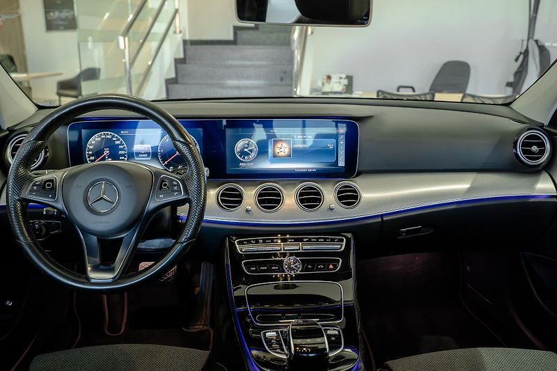 Mercedes-Benz Třídy E (2017) E 220 d/HUD/360/BUR/TOP - fotka 10 z 16