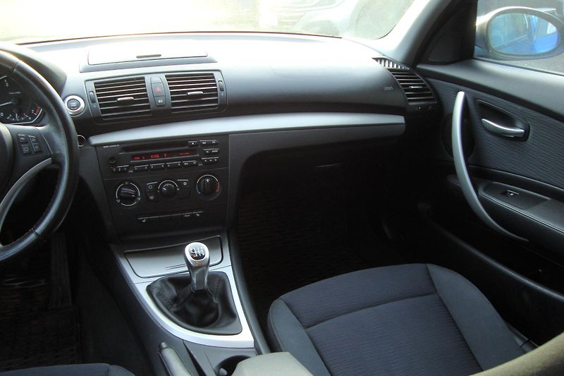 BMW Řada 1 (2007) 2.0 118i - fotka 24 z 56