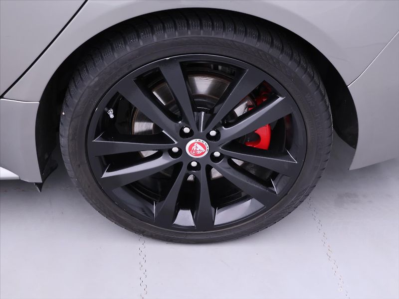 Jaguar XE 2,0 P300 221kW R-Dynamic DPH - fotka 36 z 43